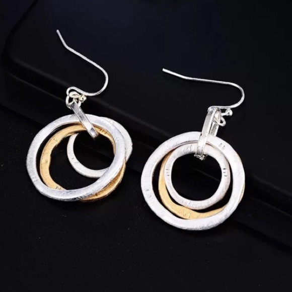 Wavy Matte Layered Circle Earrings - Picture 4 of 4